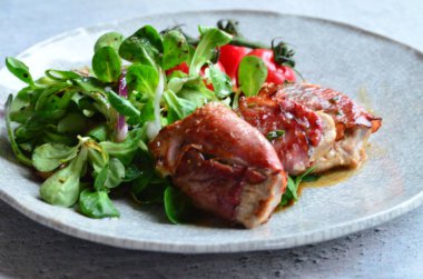 Saltimbocca. Adaçayı ve Parma jambonlu dana şnitzel. İtalyan spesiyali. Ön görünüm.