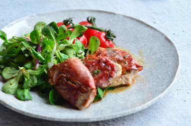 Saltimbocca. Adaçayı ve Parma jambonlu dana şnitzel. İtalyan spesiyali. Ön görünüm.