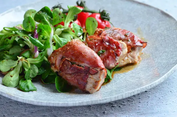 Saltimbocca. Adaçayı ve Parma jambonlu dana şnitzel. İtalyan spesiyali. Ön görünüm.