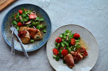 Kırsal bir tabakta servis edilen yemeğin güzel arka planı, İtalyan mutfağı, dana eti saltimbocka, karışık salata, yakın görüş.,