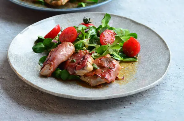 Kırsal bir tabakta servis edilen yemeğin güzel arka planı, İtalyan mutfağı, dana eti saltimbocka, karışık salata, yakın görüş.,