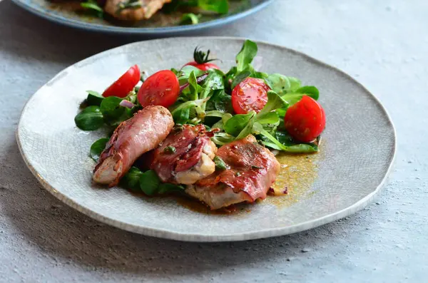 Kırsal bir tabakta servis edilen yemeğin güzel arka planı, İtalyan mutfağı, dana eti saltimbocka, karışık salata, yakın görüş.,