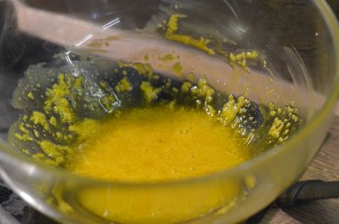 Bir kase ve bir bardak portakal suyuyla yakın plan bir fotoğraf.