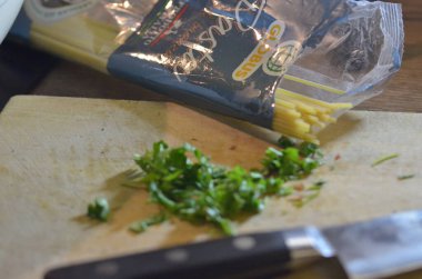 Yemek pişirme konsepti. Mutfakta yemek yapmak.