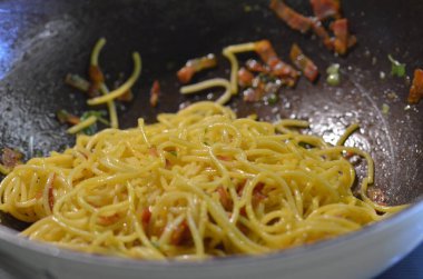 Kızartma tavasında spagetti