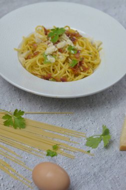 Yumurtalı ve pastırmalı spagetti.