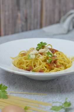 Tavuk, domates ve parmesan peynirli spagetti.