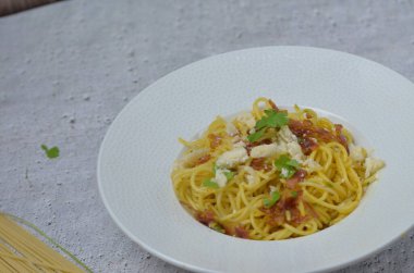 Geleneksel İtalyan yemeği, jambonlu makarna, yumurta ve parmesan peyniri.