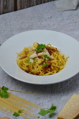 Geleneksel İtalyan yemeği, jambonlu makarna, yumurta ve parmesan peyniri.