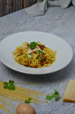 Krema soslu, pastırmalı ve yumurtalı lezzetli spagetti.