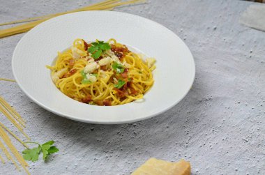 Krema soslu, pastırmalı ve yumurtalı lezzetli spagetti.