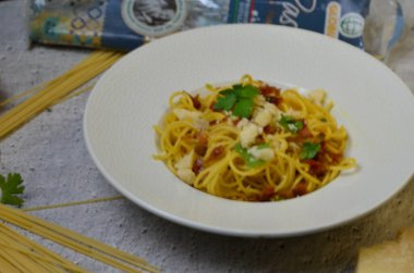 Krema soslu, pastırmalı ve yumurtalı lezzetli spagetti.