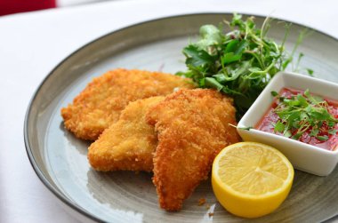 Sebze ve patates kızartmalı balık