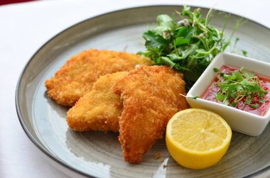 Limonlu kızarmış balık.