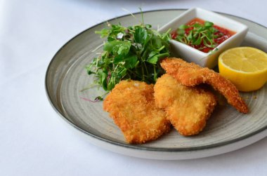 Limon ve soslu kızarmış balık.