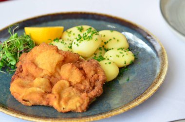 balık patates ve sebze ile