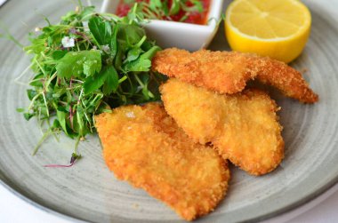 Sebzeli ve otlu kızarmış balık