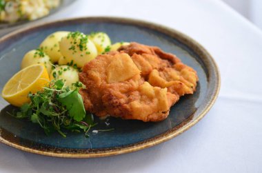 Patatesli kızarmış balık, yakından bak.