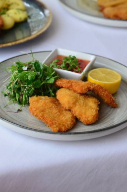 Limonlu ve otlu kızarmış balık.