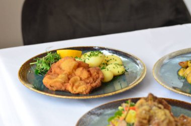 Bir tabak lezzetli yemeğin olduğu masaya yakın çekim.