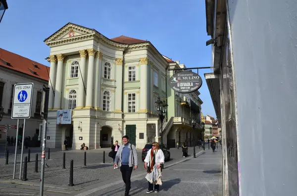 Prag, Czech Cumhuriyeti - Haziran 2018: Prag sokaklarında insanlar