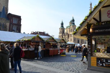 Prag, Czech Cumhuriyeti - Eylül 21: Prag 'ın merkezinde şehir meydanı 6 Eylül, 2019 Prag' da..
