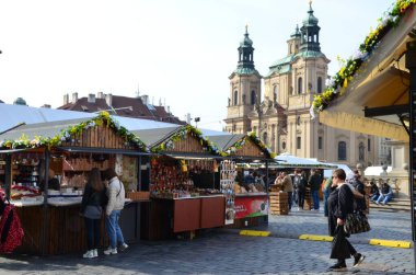 Prag 'ın eski bir kasabasında pazar