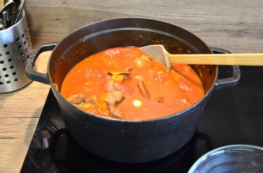 Çiğ makarna pilavı, kasede orzo.