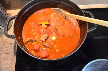 Çiğ makarna pilavı, kasede orzo.