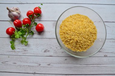 Çiğ makarna pilavı, kasede orzo.