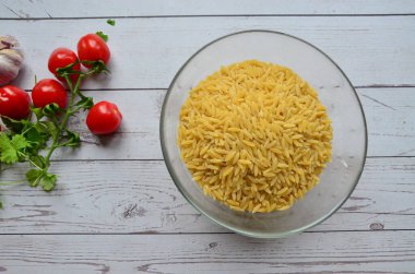 Çiğ makarna pilavı, kasede orzo.