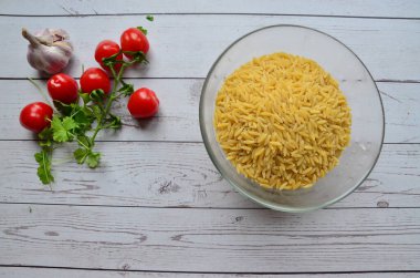 Çiğ makarna pilavı, kasede orzo.