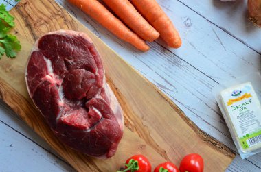 Tahtada taze çiğ biftek.