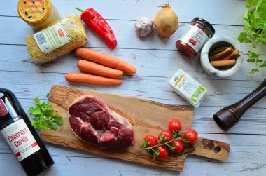 Ahşap kesim tahtası için baharatlı çiğ et ve malzemeler..