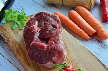 Ahşap arka planda baharatlı taze et