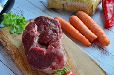 Kesme tahtasındaki çiğ et. en üstteki görünüm