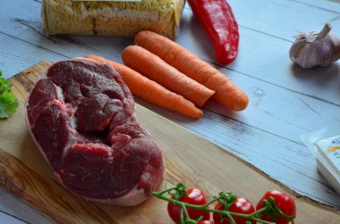 Sebze ve baharatlı çiğ et.