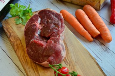 Sebze ve baharatlı çiğ biftek.