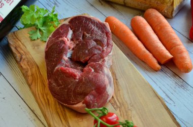 Tahtada pişirmek için çiğ biftek.