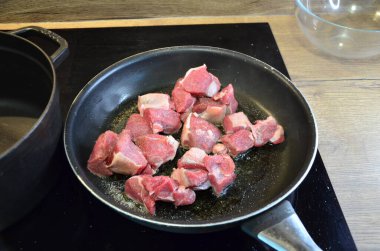 Tavada sığır güveci.