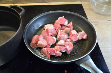 Mutfaktaki ahşap masada baharatlı domuz ve domuz pirzolası.