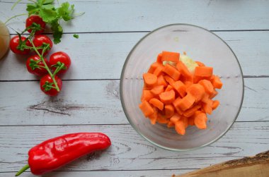 Tahta masada yemek pişirmek için taze sebzeler.