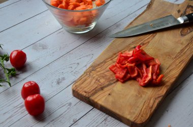 Tahta arka planda tavada et ve sebzeli pilav.