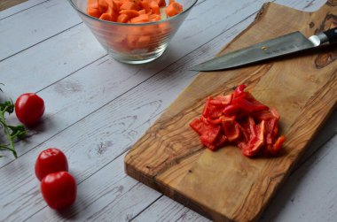 Tahta arka planda tavada et ve sebzeli pilav.