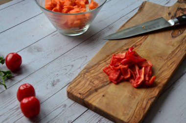 Tahta arka planda tavada et ve sebzeli pilav.