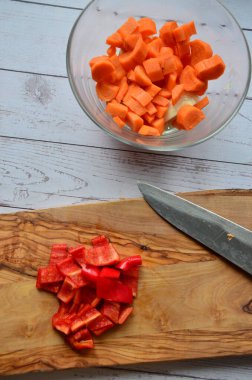 Tahta arka planda tavada et ve sebzeli pilav.