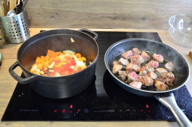 Tahta arka planda tavada et ve sebzeli pilav.