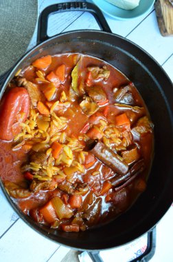 Büyük bir tabak et ve sebze.