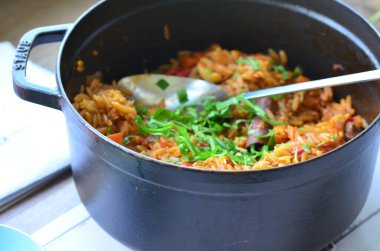 Pilav, tavada geleneksel Türk yemeği.