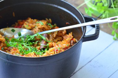 Kızartma tavasında pilav pişirmek